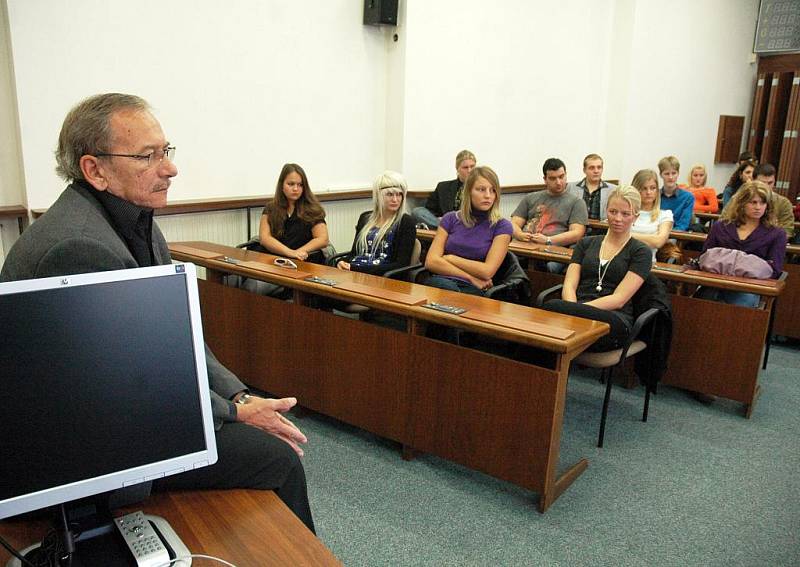 Studenti septim a oktáv Gymnázia J. A. Komenského v Dubí navštívili teplickou radnici