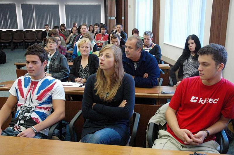 Studenti septim a oktáv Gymnázia J. A. Komenského v Dubí navštívili teplickou radnici