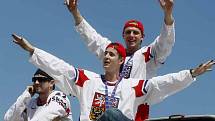 Čeští hokejisté Roman Červenka (uprostřed) a Petr Vampola (vpravo) zdraví 24. května v Praze fanoušky po příletu z dějiště mistrovství světa v ledním hokeji v Německu, kde vybojovali zlaté medaile.
