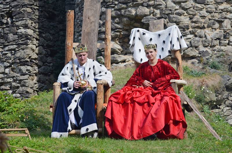 Padesátku pohádkových postav mohly vidět děti v sobotu odpoledne na hradě Sukoslav  u Kostomlat pod Milešovkou. 