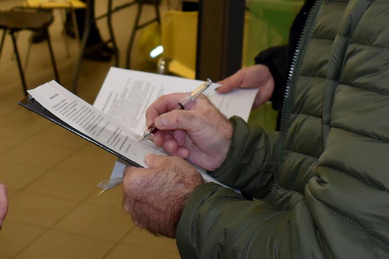 Očkovací centrum pro neregistrované v nákupním centru Fontána.