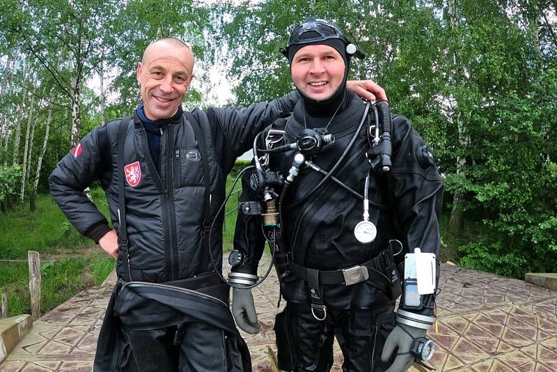 Ladislav Kábela a Patrik Štika podle kompasu obeplavali pod vodou zatopený uhelný důl Barbora u Teplic. Cesta jim trvala skoro pět hodin.