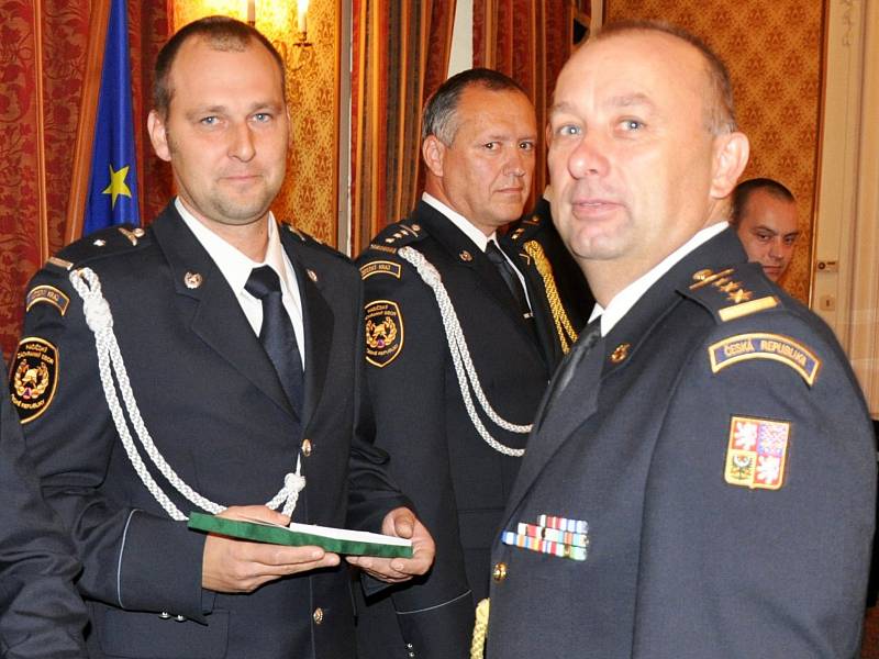 Předávání služebních medailí hasičům HZS Ústeckého kraje. Na snímku Jiří Jurčík (vlevo) ze stanice Teplice a ředitel Roman Vyskočil (vpravo).
