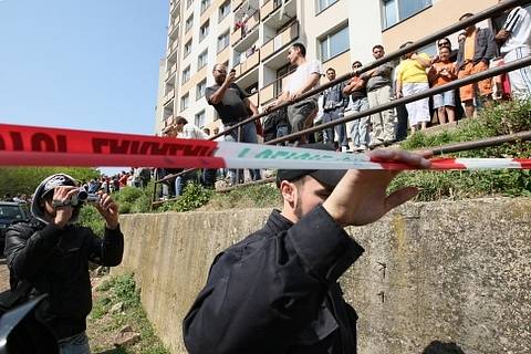 Do Krupky přijela Dělnická strana monitorovat situaci na místním sídlišti, Romové se bouří. Policie je ve střehu.