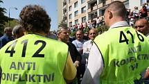 Do Krupky přijela Dělnická strana monitorovat situaci na místním sídlišti, Romové se bouří. Policie je ve střehu.