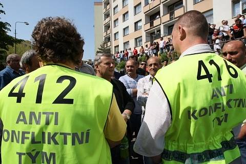 Do Krupky přijela Dělnická strana monitorovat situaci na místním sídlišti, Romové se bouří. Policie je ve střehu.