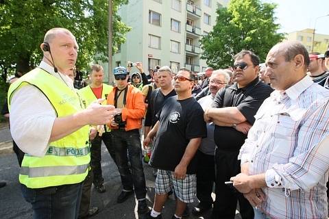 Do Krupky přijela Dělnická strana monitorovat situaci na místním sídlišti, Romové se bouří. Policie je ve střehu.