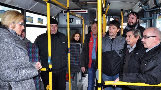 Ministryně pro místní rozvoj Karla Šlechtová se v Teplicích setkali s řidiči Arriva Teplice.