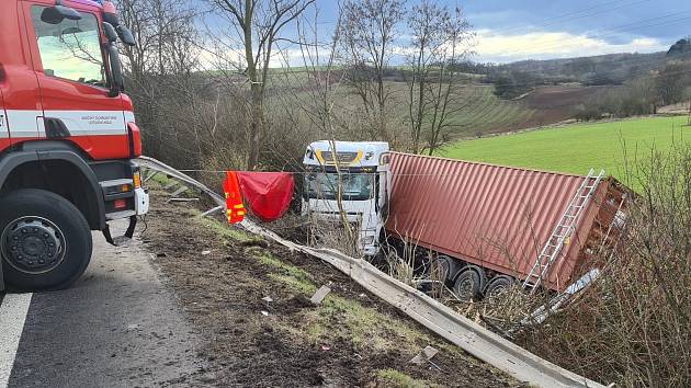 Nehoda kamionu na silnici od Řehlovic do Teplic, na přivaděči k dálnici D8. Silnice ve směru na Bystřany byla uzavřená.
