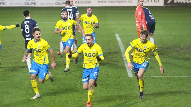 Jan Shejbal (uprostřed) slaví vítězný gól do sítě Zlína v sobotním utkání nejvyšší fotbalové ligy