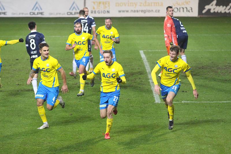Jan Shejbal (uprostřed) slaví vítězný gól do sítě Zlína v sobotním utkání nejvyšší fotbalové ligy