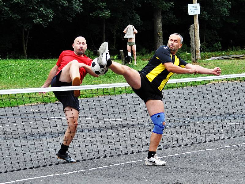 Klub přátel nohejbalu pod záštitou obce Mikulov pořádal 10. ročník  nohejbalového turnaje na parkovišti pod Bouřňákem.