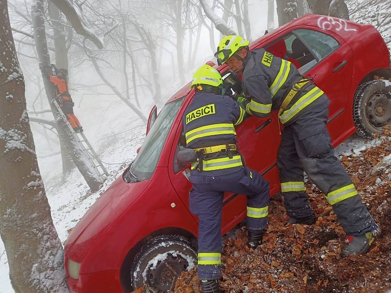 Nácvik záchrany osob po nehodě auta v prudkém srázu v horském terénu. Navíc v zimních podmínkách.