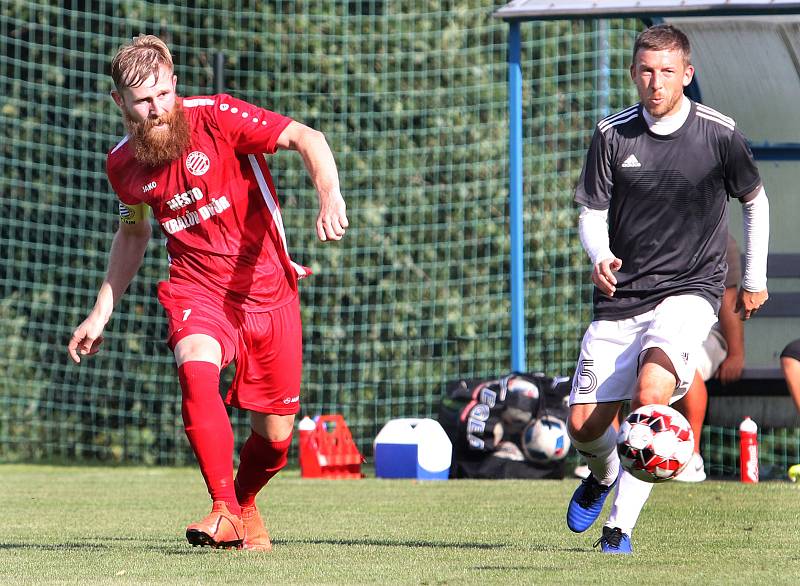 MOL Cup 2019 1. kolo - Fotbalisté Srbic (černobílí) podlehli v pohárovém utkání Královu Dvoru (červení) 1:2. Hrálo se na stadionu v Chlumci.