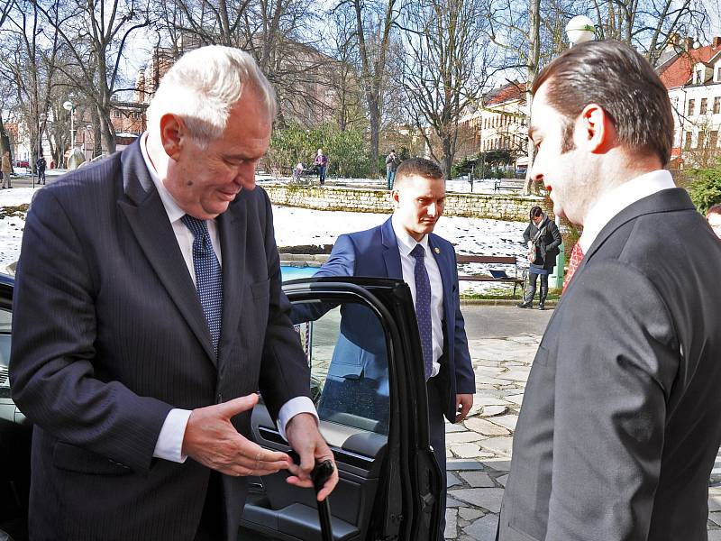 Prezident Miloš Zeman vystupuje v Teplicích u Císařských lázní, kde ho přivítal ředitel Lázní Teplice v Čechách Štěpán Popovič. 