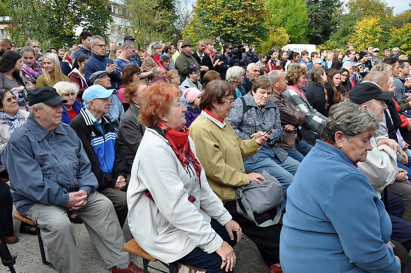 Návštěva prezidenta ČR Miloše Zemana v Dubí, setkání s občany před Domem porcelánu s modrou krví.