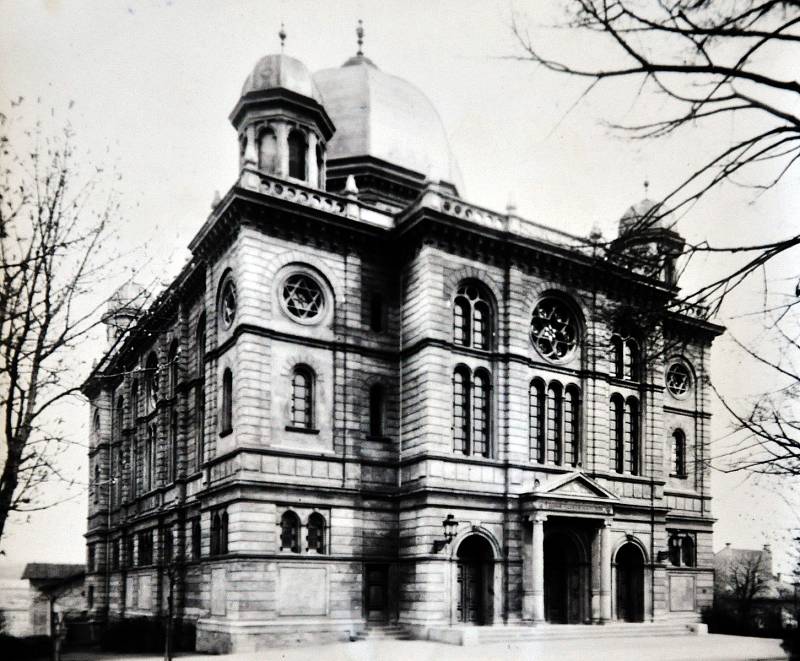 Historické foto synagogy.