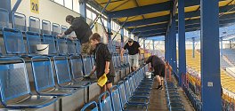 Brigáda zdarma. Úklid na stadionu FK Teplice