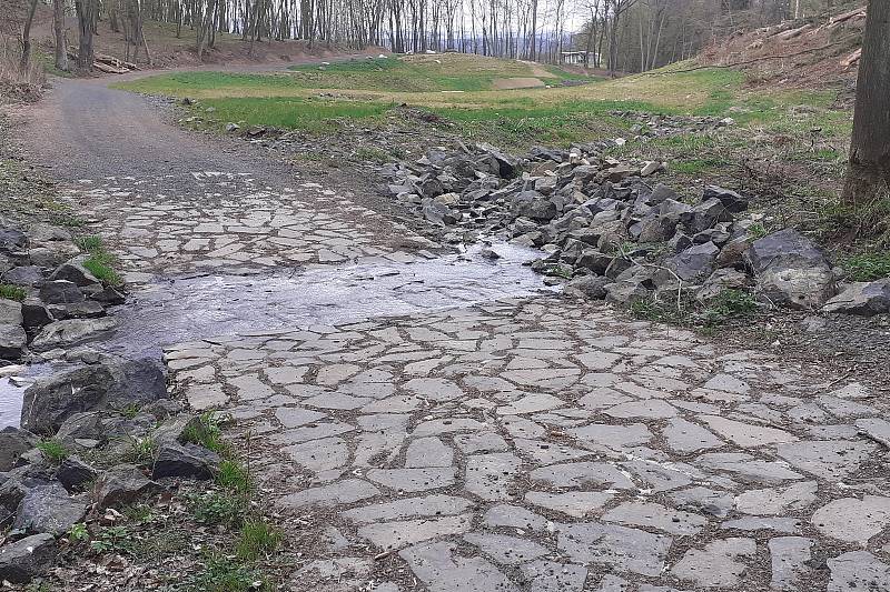 Revitalizované zóny v Bořislavi, kde jsou umělé nádrže v přírodě pro zadržování vody.