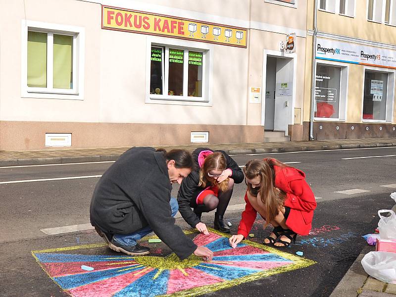 Tradičně Vlajku pro Tibet namalovali na silnici před Fokus Cafe v Teplicích.