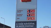 Shell v Nákladní. Nafta 51.50 a Natural 47.50 korun. Ceny pohonných hmot v Teplicích, dopoledne 11. 3. 2022