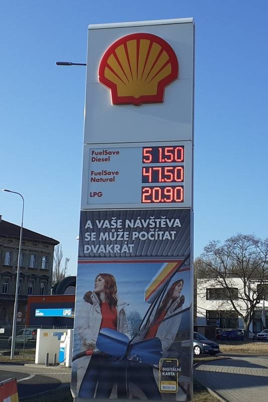 Shell v Nákladní. Nafta 51.50 a Natural 47.50 korun. Ceny pohonných hmot v Teplicích, dopoledne 11. 3. 2022