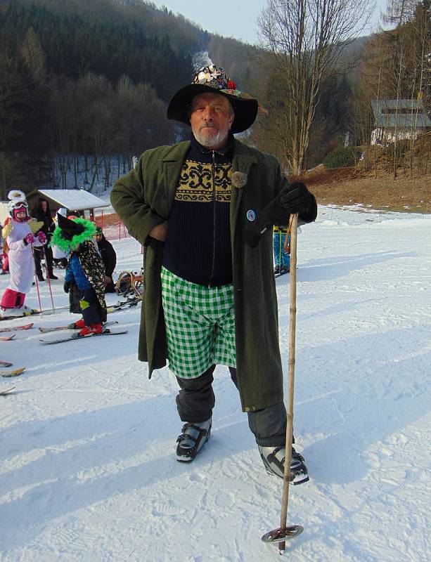 Tradiční karneval na sněhu zakončil v neděli 28. ročník lyžařské školy Snow v Mikulově na Teplicku.