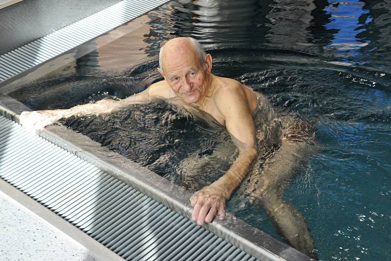 Foto ze soutěže ve štafetovém plavání seniorů „Přeplavme svůj La Manche“ v teplickém Beethovenu. V Teplicích se zapojili Senzační senioři - Klub Zvonkohra. Rekordman v počtu uplavaných bazénů Karel Stupka (80 let)