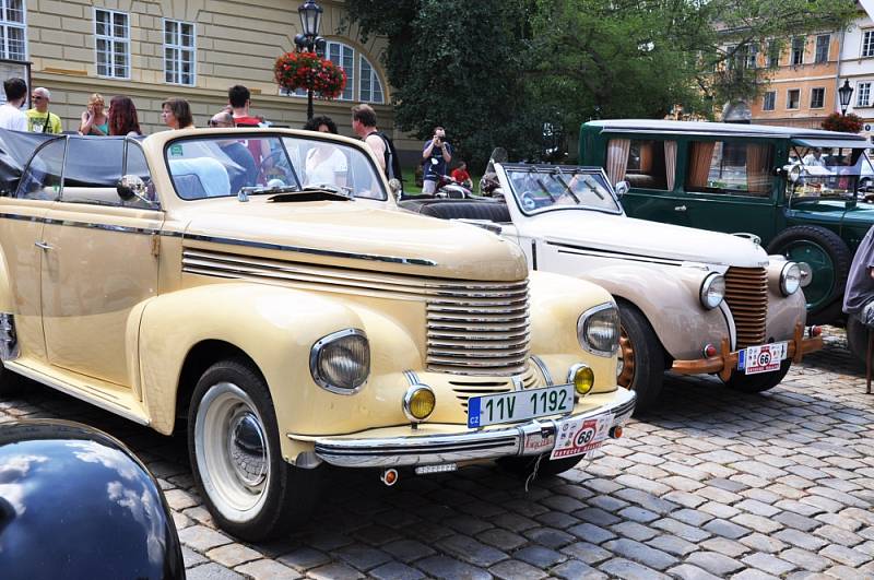 Automobilová historie zaplnila náměstí u zámku