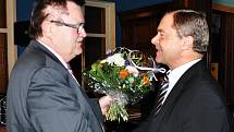 Na snímku gratuluje ke zvolení Petru Pípalovi starosta německého partnerského města Bannewitz Christoph Fröse. Ten byl hostem na ustavujícím zastupitelstvu.