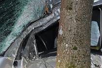 Nehoda, auto po nárazu do stromu, ilustrační foto.