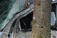 Nehoda, auto po nárazu do stromu, ilustrační foto.