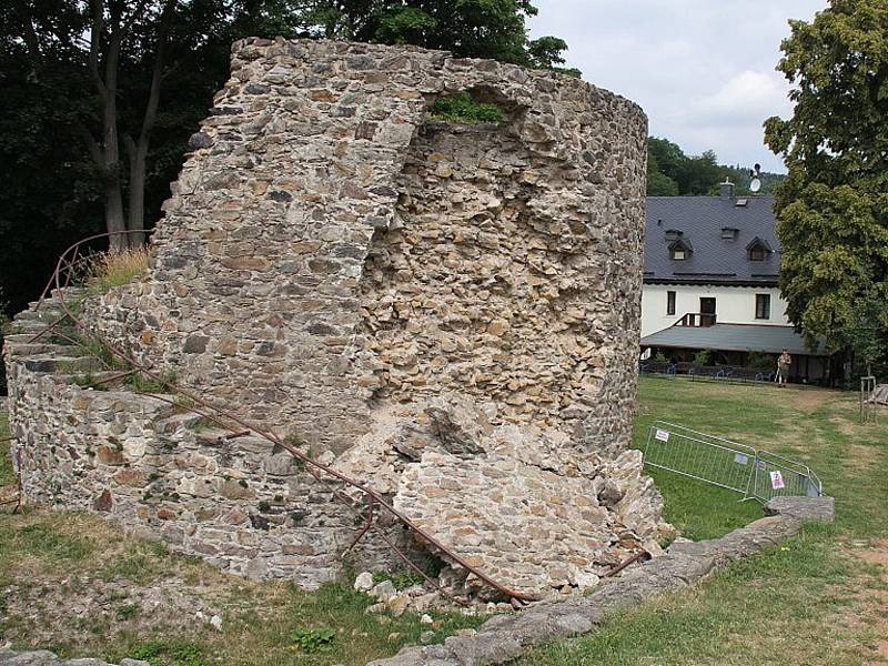 Na hradě Krupka musí opravit dělostřeleckou věž, jejíž část se zbortila.