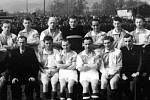 Mužstvo Viktorie Lom před utkáním se Slovanem Duchcov v roce 1946.