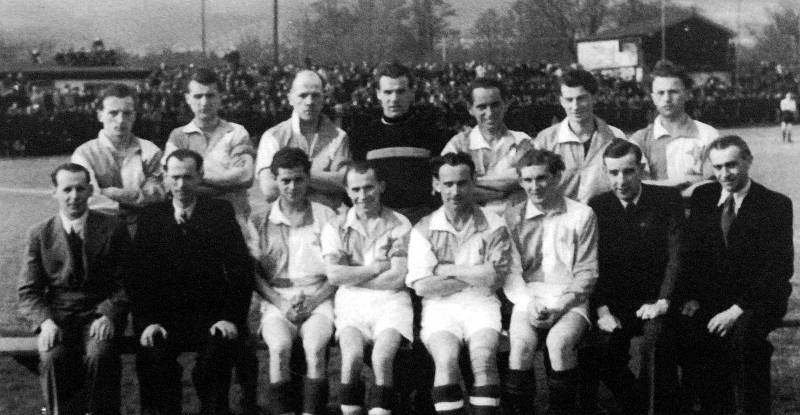 Mužstvo Viktorie Lom před utkáním se Slovanem Duchcov v roce 1946.