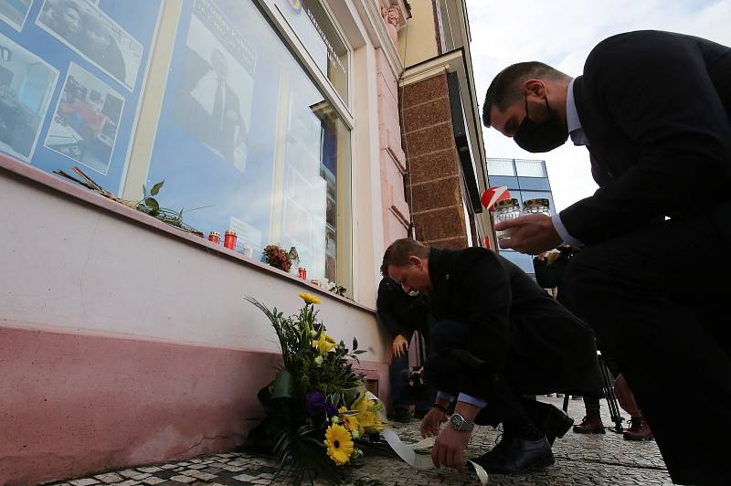 Představitelé města a zaměstnanci Magistrátu v Teplicích uctili ve středu 20. ledna 2021 památku před rokem zemřelého Jaroslava Kubery.