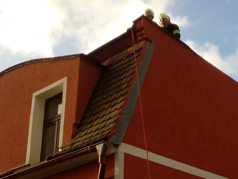 Vítr řádil i v Proboštově na Teplicku. Kromě polomů také odfoukl kus střechy na domku rodiny Mouchových.