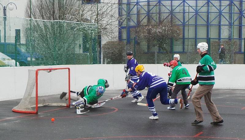 Zápas okresní hokejbalové ligy Žízeň Trnovany - Perla Řetenice skončil v normální hrací době 5:5 (1:1, 3:3, 1:1). O výhře Perly rozhodl nájezd v páté sérii.