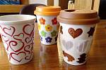 Český porcelán v Dubí chce zase pomoci přírodě svými porcelánovými pohárky na kávu z „okýnek“.
