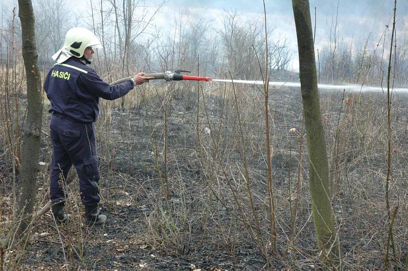 Požár trávy na Písečném vrchu pod hvězdárnou, na svahu k sídlišti Prosetice