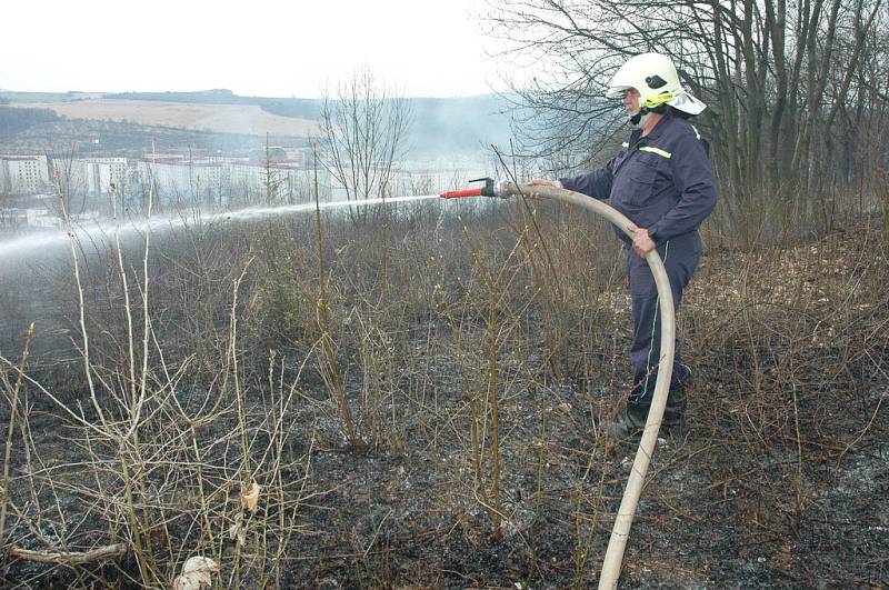 Požár trávy na Písečném vrchu pod hvězdárnou, na svahu k sídlišti Prosetice