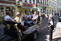 Živá hudba v ulicích, hudebníci z Doubravanky zahráli z mobilního pódia na vozíku lidem v Teplicích