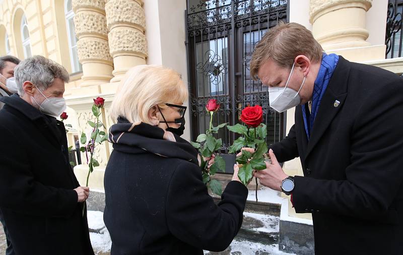 V Teplicích odhalili pamětní místo Jaroslava Kubery. S cigaretou