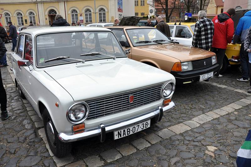 Setkání veteránů vozů Žiguli a Moskvič v Bílině.