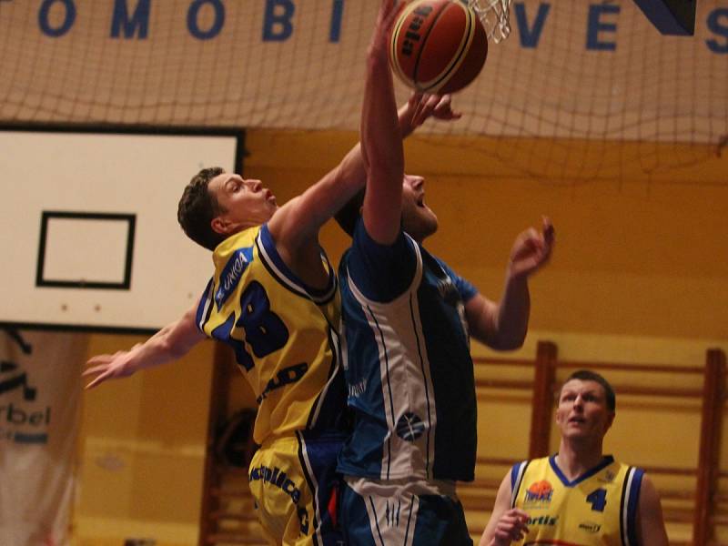 Teplice (žluté dresy) v Severočeské basketbalové lize porazily Varnsdorf