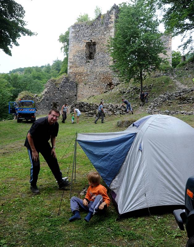 Na hradě Rýzmburk v Oseku se o víkendu pracovalo.