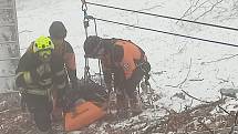 Nácvik záchrany osob po nehodě auta v prudkém srázu v horském terénu. Navíc v zimních podmínkách.