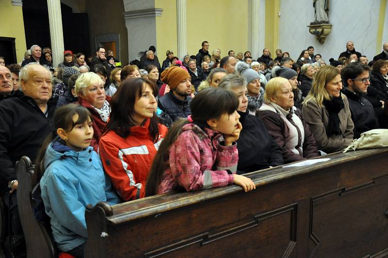 Podzimní koncert "Ve světle hudby" se konal v kostele sv. Petra a Pavla v Oseku.