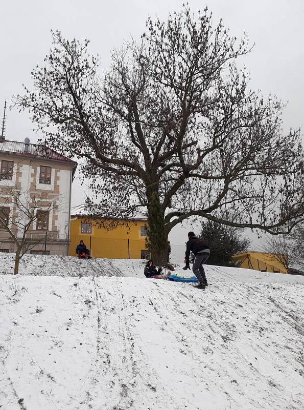 Děti z DD Tuchlov měly radost z bohaté sněhové nadílky.