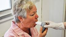 V lékárně v Hostomicích probíhá akce Týden měření plicního věku. Test odhalí možné plicní onemocnění.